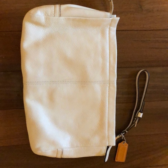Coach white clutch w/ wrist strap & zipper closure - Picture 4 of 10